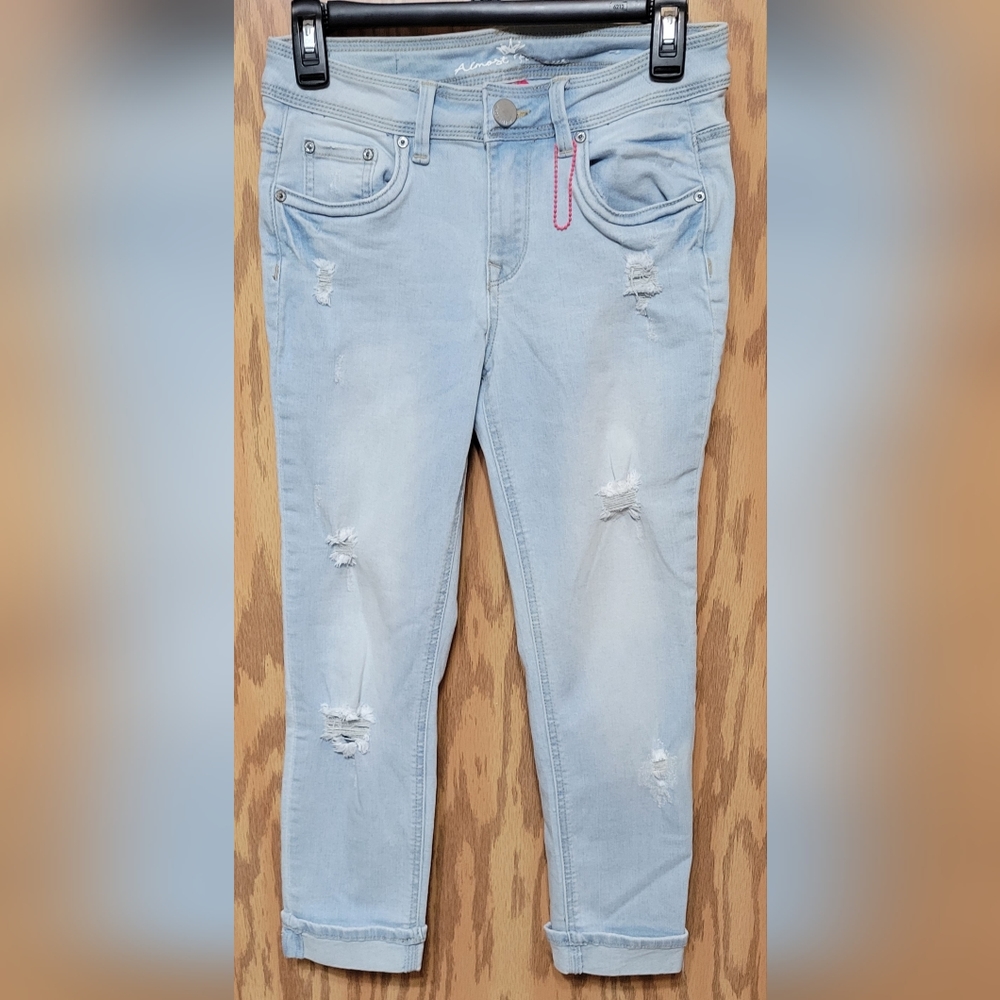Almost Famous Jeans Juniors Size 7 Crop Light Blue Wash Denim NWOT